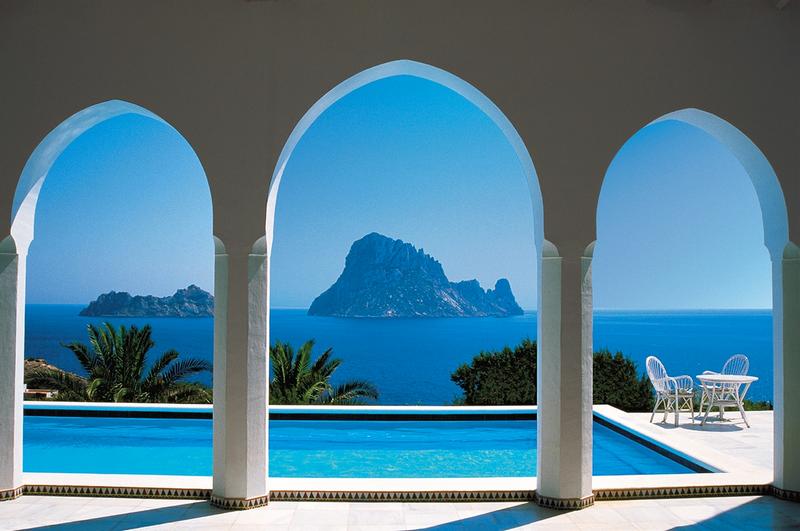 Pool mit Aussicht, azurblau - bei Klick zurck zur Motivbersicht