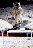 MAN ON THE MOON, Buzz Aldrin beim Mondspaziergang im Wohnbereich - bei Klick vergrößerte Darstellung