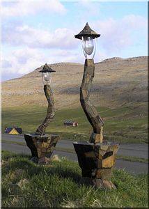 Zwei Lichter auf einem färöischen Hügel