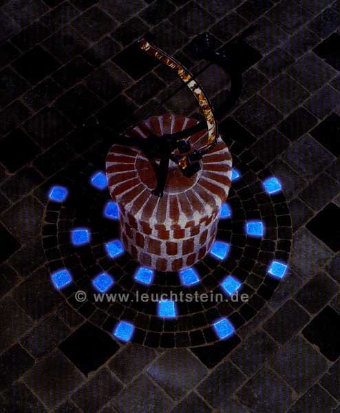 LED-Leuchten Wisdom in blau um Zierbrunnen