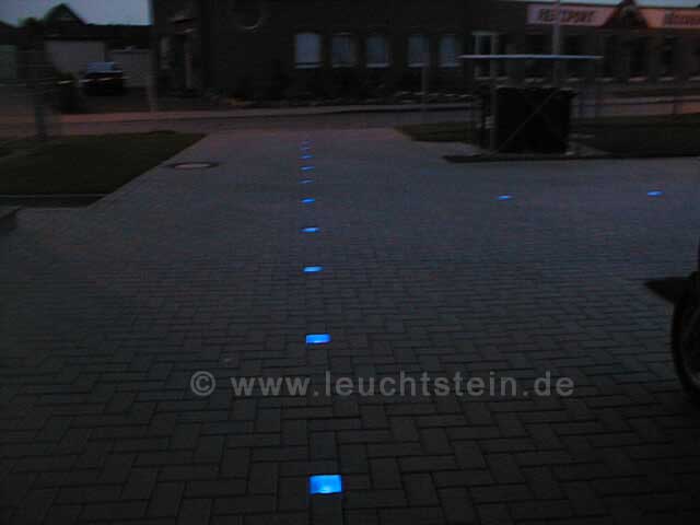 blaue LED-Leuchte Wisdom Garageneinfahrt