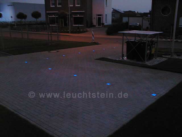 LED-Leuchte Wisdom in Farbe amparo blau vor Garageneinfahrt