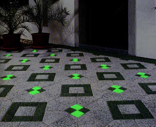 LED-Leuchten Wisdom in grün vor modernem Hauseingang.