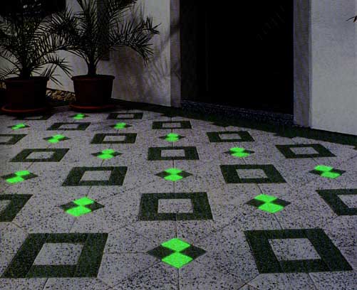 LED-Leuchten Wisdom in grn vor modernem Hauseingang.